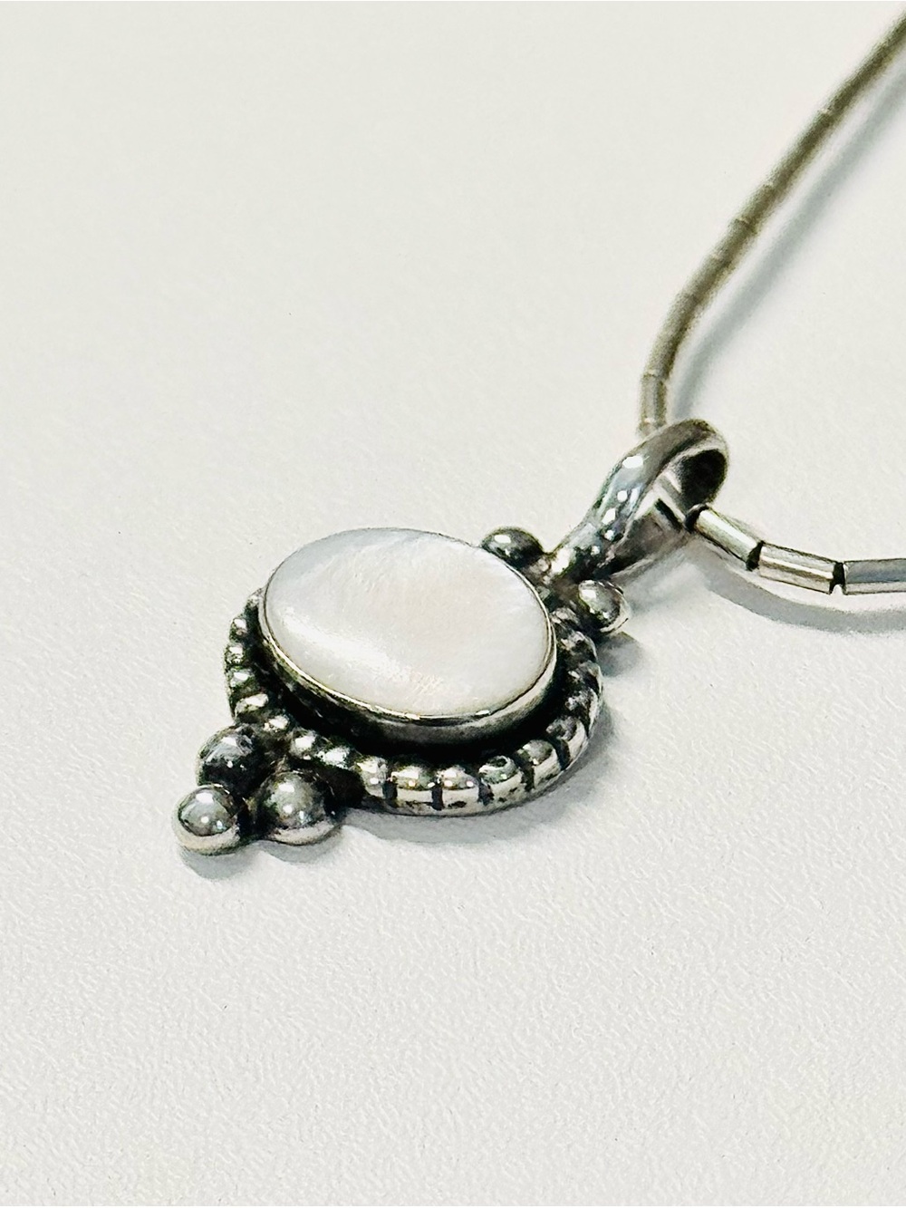 Native American Sterling ‘Liquid Silver’ Mother of Pearl Necklace - Picture 6 of 9